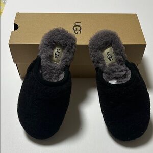 UGG Black and Gray Fluffette Slipper
NWT comes with box